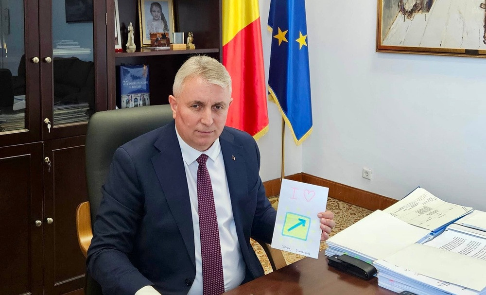 Bode se plânge de ”degradarea PNL”: Postează imagini cu inimioare și stema partidului desenată de fiica sa