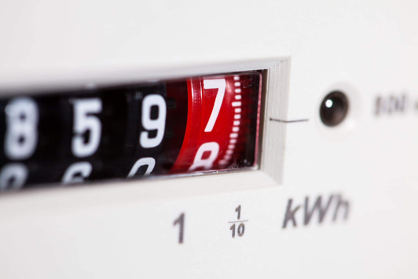 Factura la curent prea mare? Cum citești factura la energie electrică și ce înseamnă fiecare cost