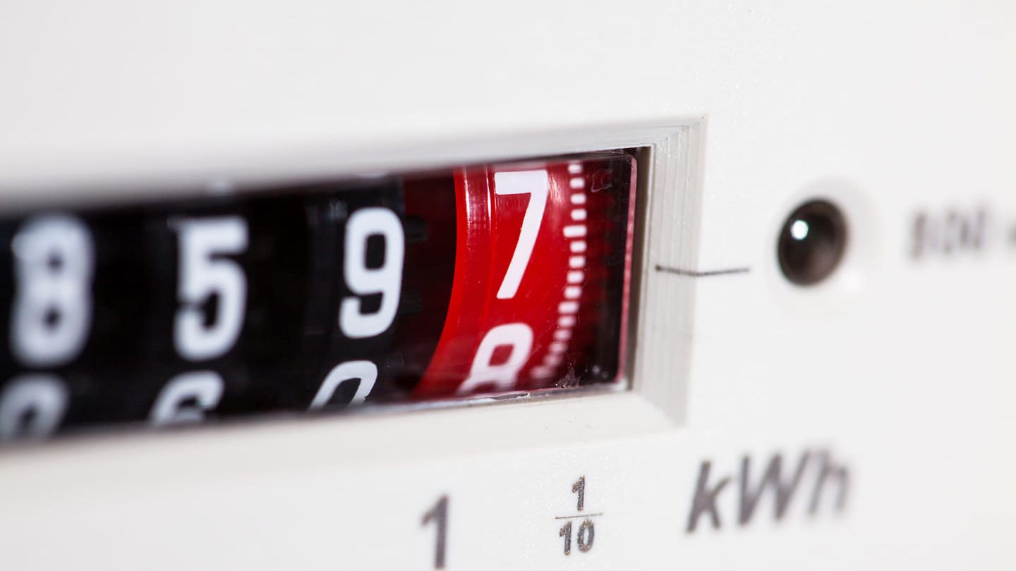 Factura la curent prea mare? Cum citești factura la energie electrică și ce înseamnă fiecare cost
