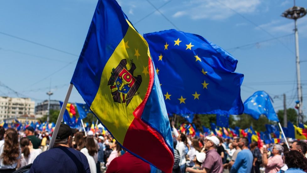 Rezultate FINALE: Moldovenii reușesc la limită să îndrepte țara spre Uniunea Europeană. Diaspora, salvatoarea