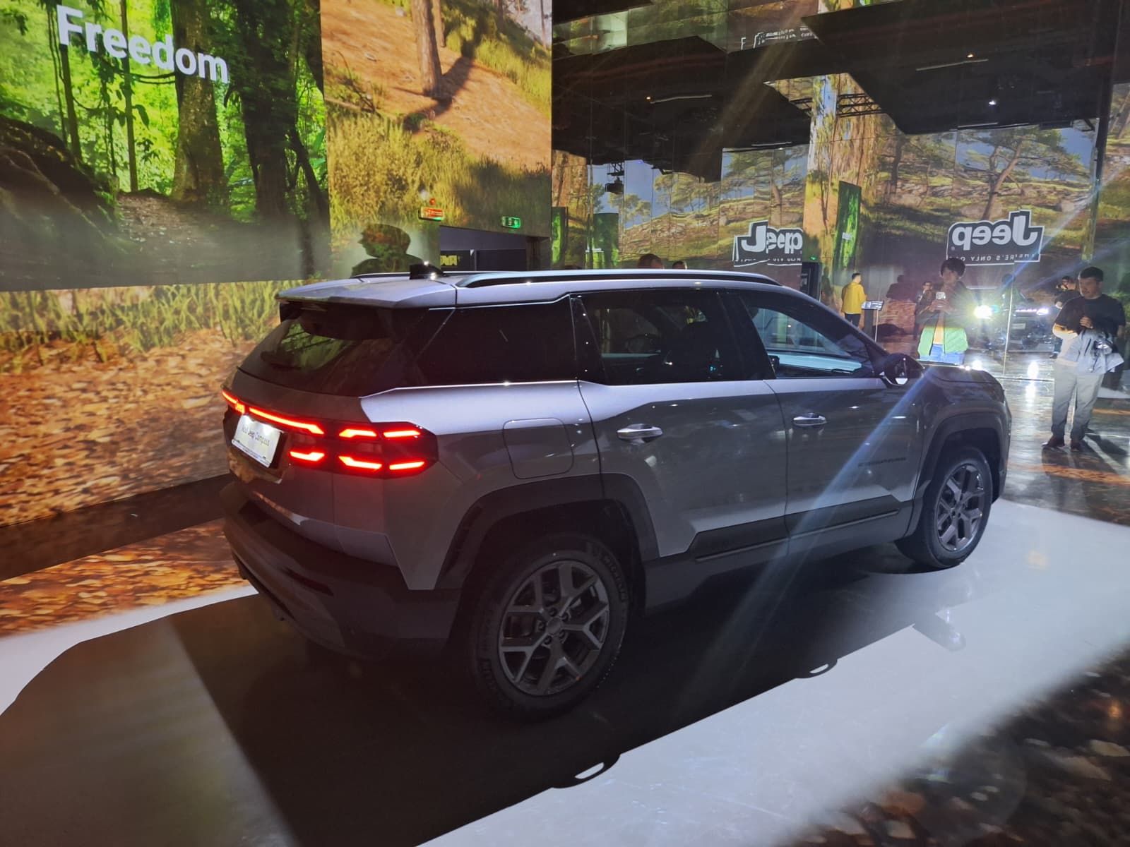 FOTO | Noul Jeep Compass, lansat în România. Cât costă versiunile hibride și ce autonomie are varianta electrică - Poza 13