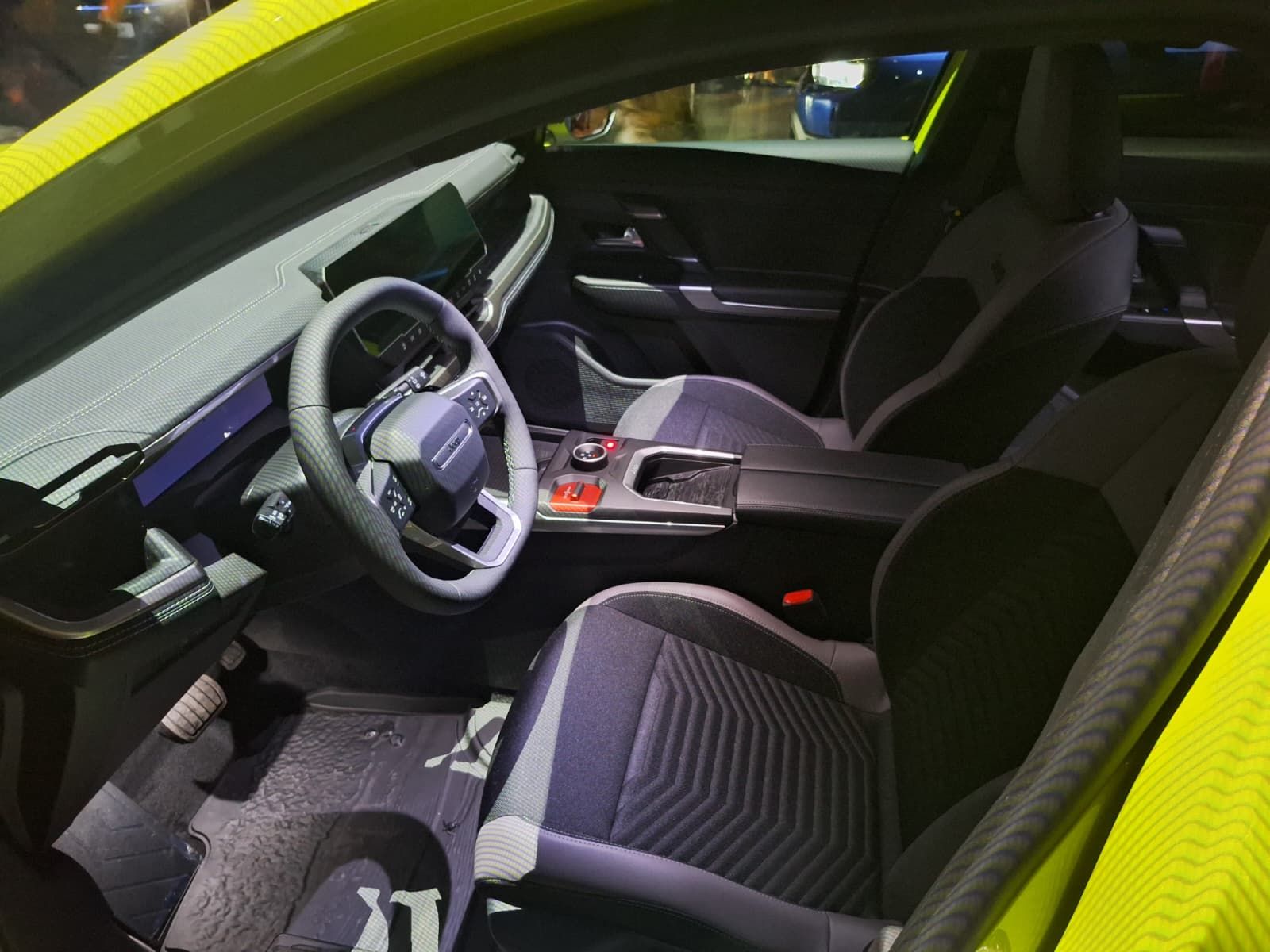 FOTO | Noul Jeep Compass, lansat în România. Cât costă versiunile hibride și ce autonomie are varianta electrică - Poza 8