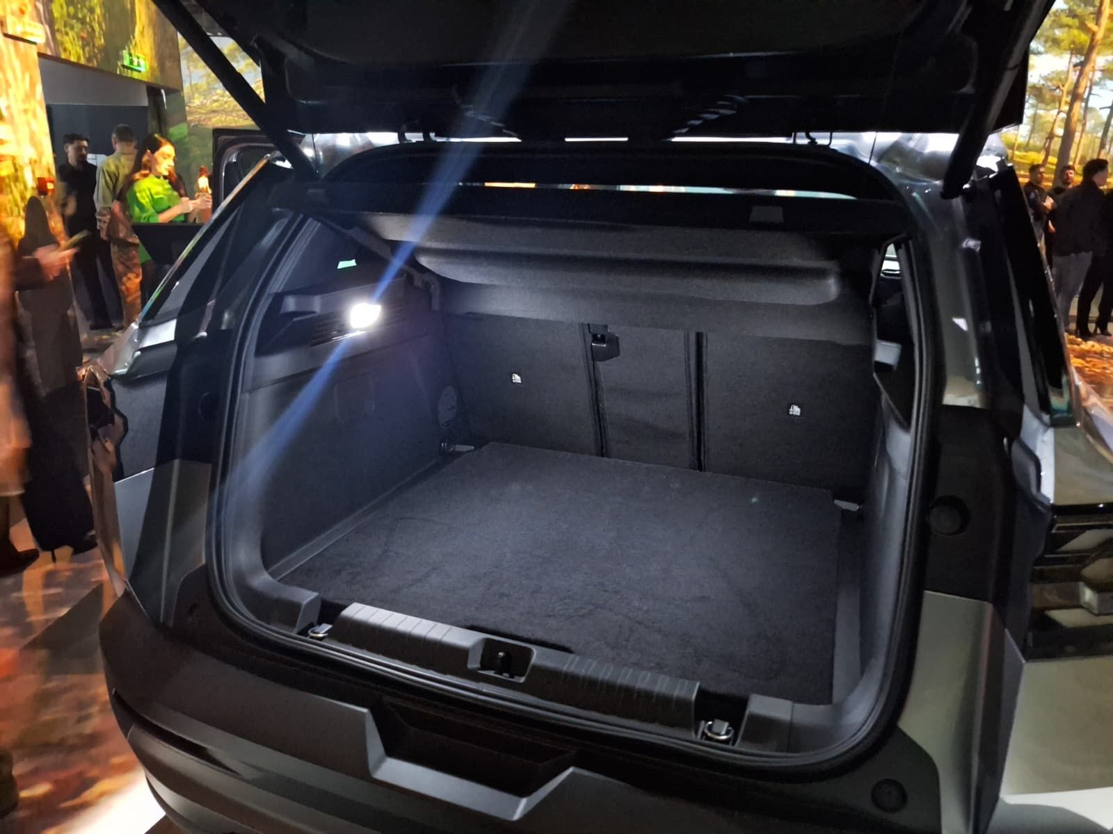 FOTO | Noul Jeep Compass, lansat în România. Cât costă versiunile hibride și ce autonomie are varianta electrică - Poza 7
