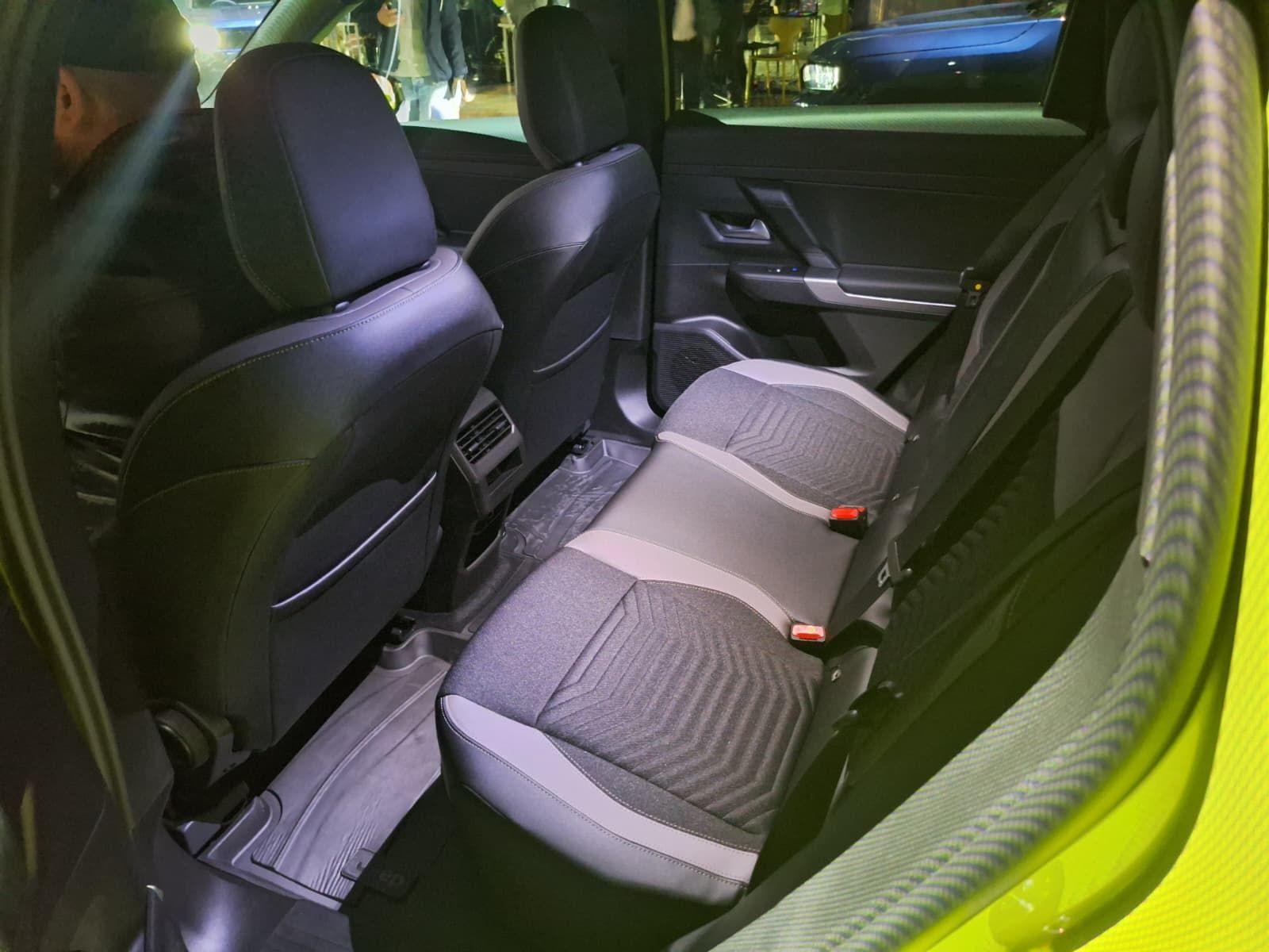 FOTO | Noul Jeep Compass, lansat în România. Cât costă versiunile hibride și ce autonomie are varianta electrică - Poza 9