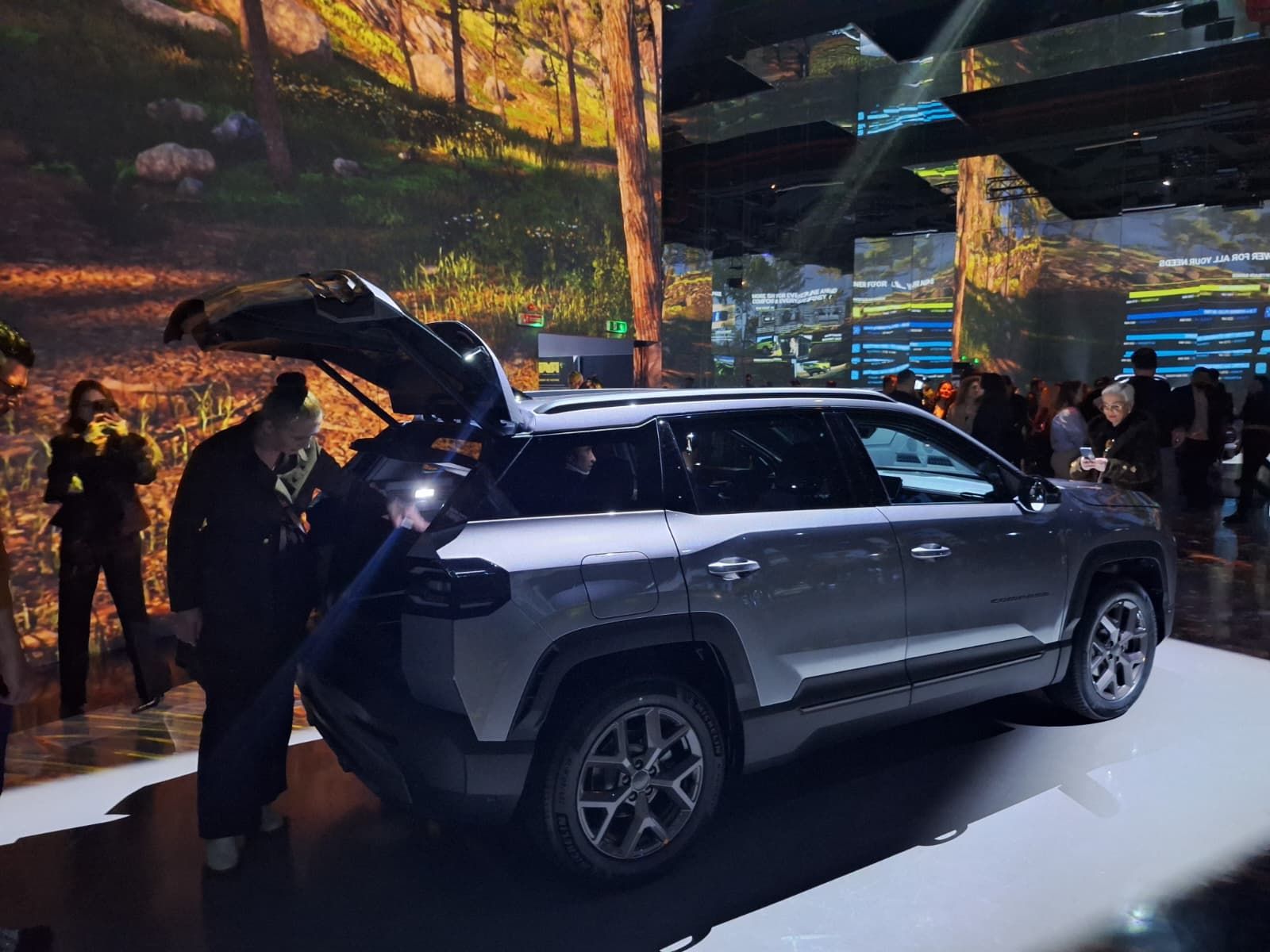 FOTO | Noul Jeep Compass, lansat în România. Cât costă versiunile hibride și ce autonomie are varianta electrică - Poza 11