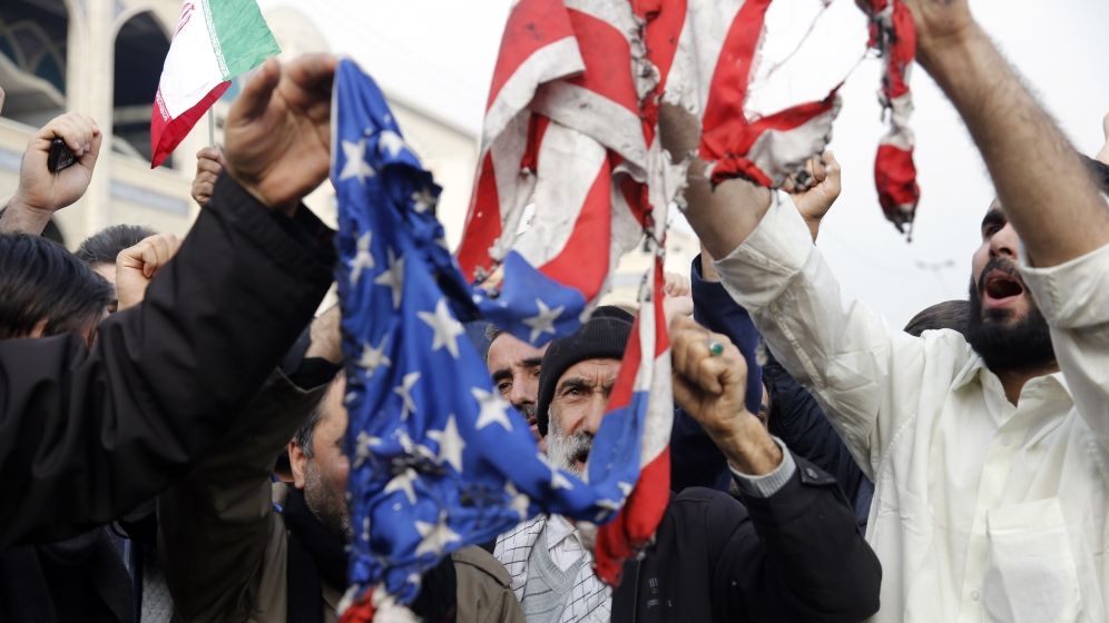 Mii de irakieni au scandat 'Moarte Americii' la funeraliile lui Qassem Soleimani si ale locotenentului sau irakian la Bagdad