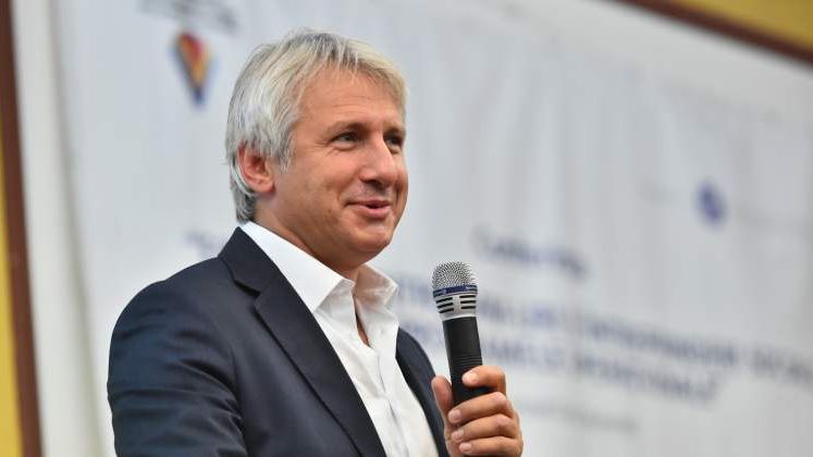 Teodorovici vrea o noua ordonanta: Firmele sa poata opta pentru impozit pe profit sau pe cifra de afaceri