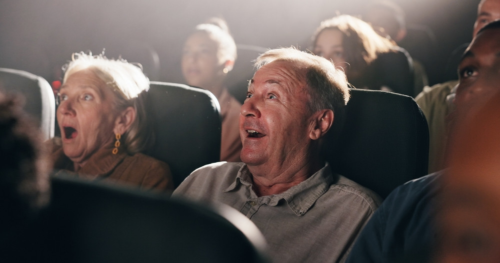 INEDIT: În această țară pensionarii merg la cinema gratuit ca să scape de caniculă