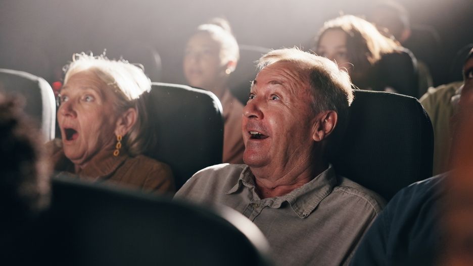 INEDIT: În această țară pensionarii merg la cinema gratuit ca să scape de caniculă