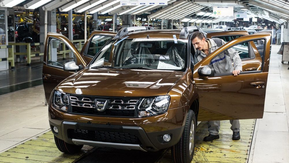 Dacia nu disponibilizează, ci își plătește angajații să plece. Ce sume pot obține cei care părăsesc firma de bunăvoie