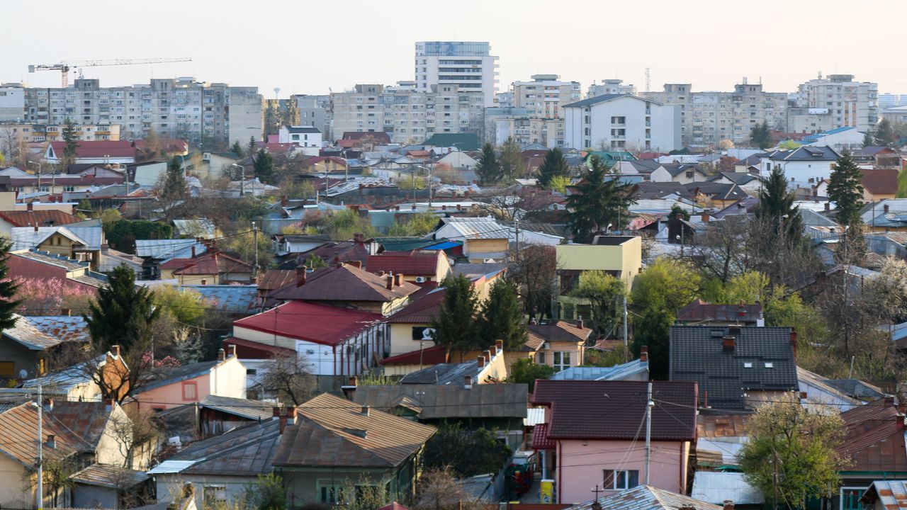 Ploiești: Angajații Primăriei vor face curățenie pe străzi, pe fondul grevei de la Rosal