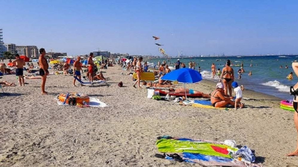 Comenzi online la malul mării: Tazz lansează livrarea direct pe plajă. În ce stațiuni va fi disponibilă opțiunea