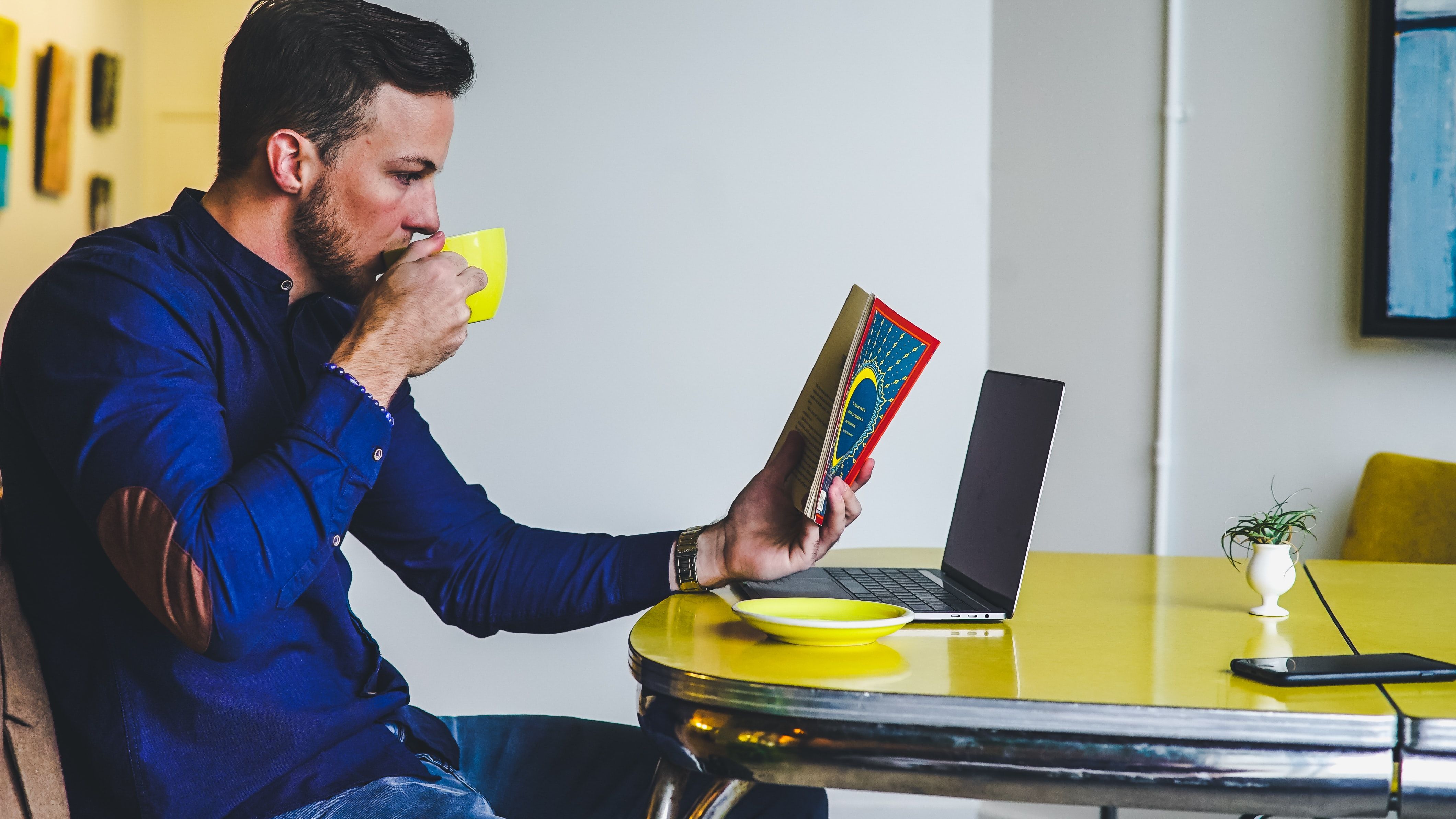 Statul acasă poate fi startul către lecturi interesante și antrenamente relaxante
