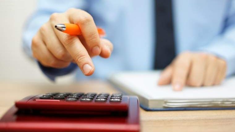 Fitch a retrogradat cu o treapta ratingul Romaniei pentru datorii in lei, la BBB-