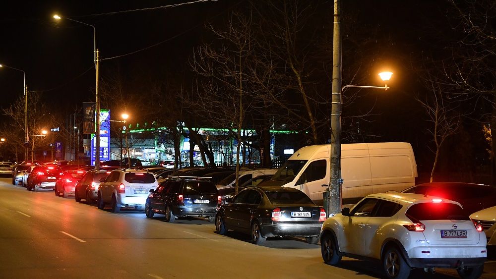 Un gălățean a cumpărat o tonă de motorină, apoi s-a răsturnat cu rezervorul de plastic pe șosea