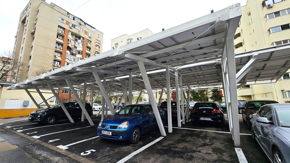 Primarul sectorului 4 al Capitalei a anunțat că a fost amenajată prima parcare publică dotată cu panouri fotovoltaice din București
