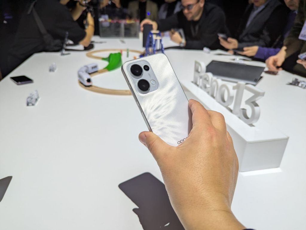 OPPO lansează Reno 13: O nouă serie de telefoane cu AI, pe care le poți folosi pentru fotografii - Imagine 5