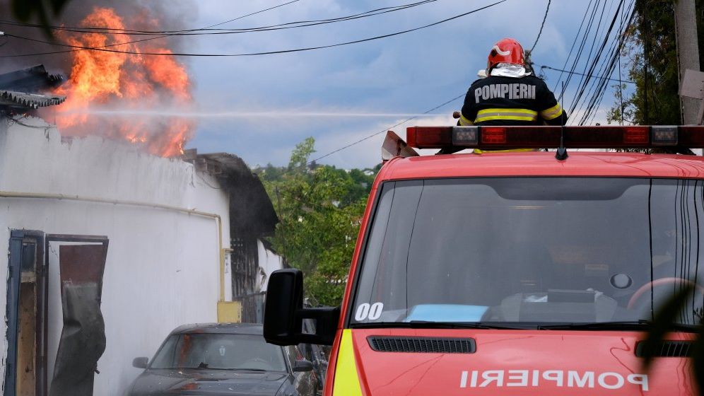 VIDEO Incendiu la stive de mase plastice, gunoi menajer și vegetație uscată în Chitila