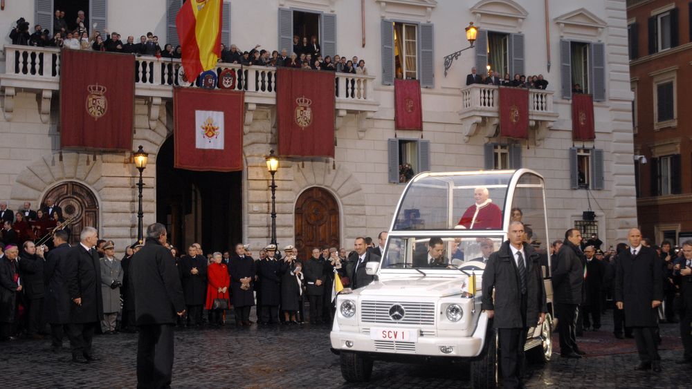 Care este istoria Papamobilului: De la calești trase de cai și până la mașini blindate