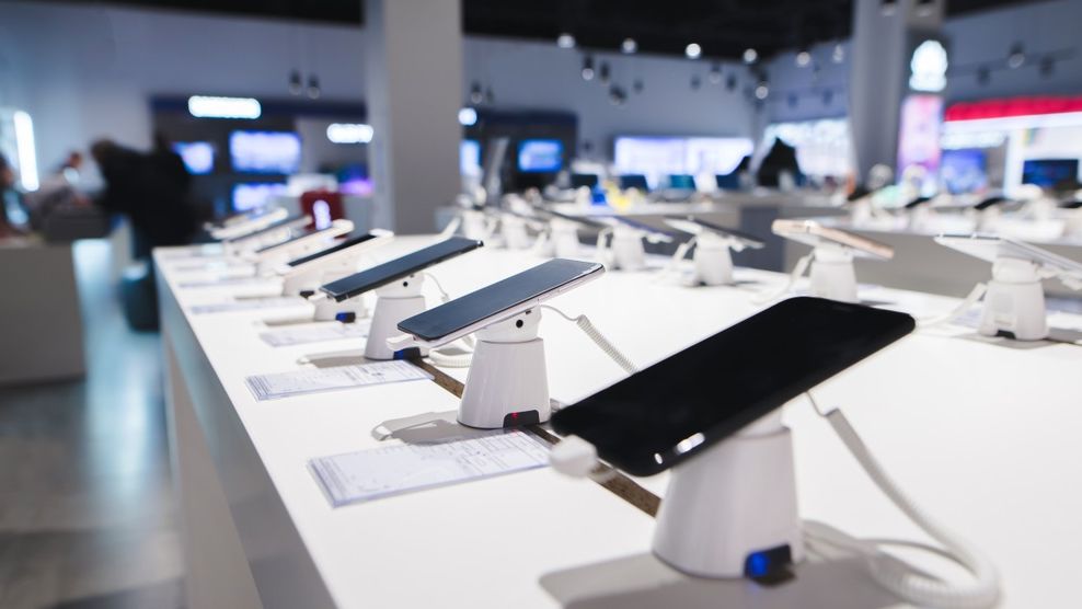 Cele mai bune telefoane care costa maxim 2.000 de lei: cum arata competitia Samsung si Apple in piata 'telefoanelor ieftine'