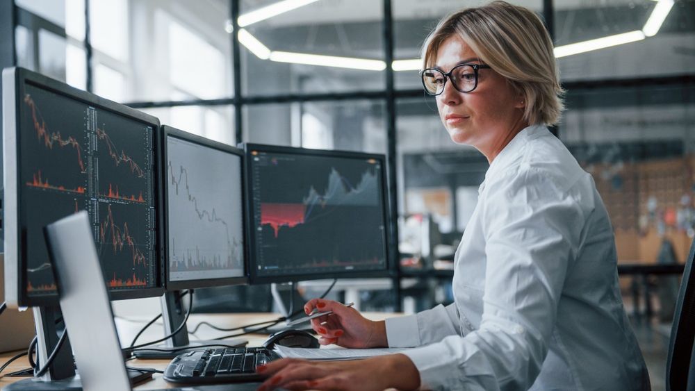 Cum investesc româncele pe burse. Brokerii de la XTB spun că suntem peste țările din regiune