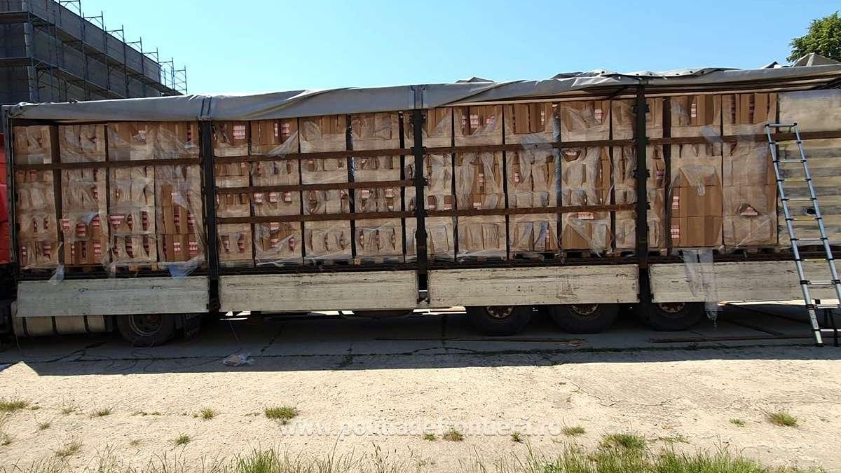 Un șofer de TIR a încercat să intre în România cu țigări netimbrate de 2,3 milioane de euro