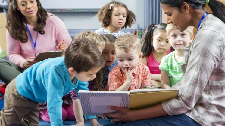 Paradoxul adoptiilor in Romania: multi copii in sistem, putini adoptabili si mai putine familii doritoare