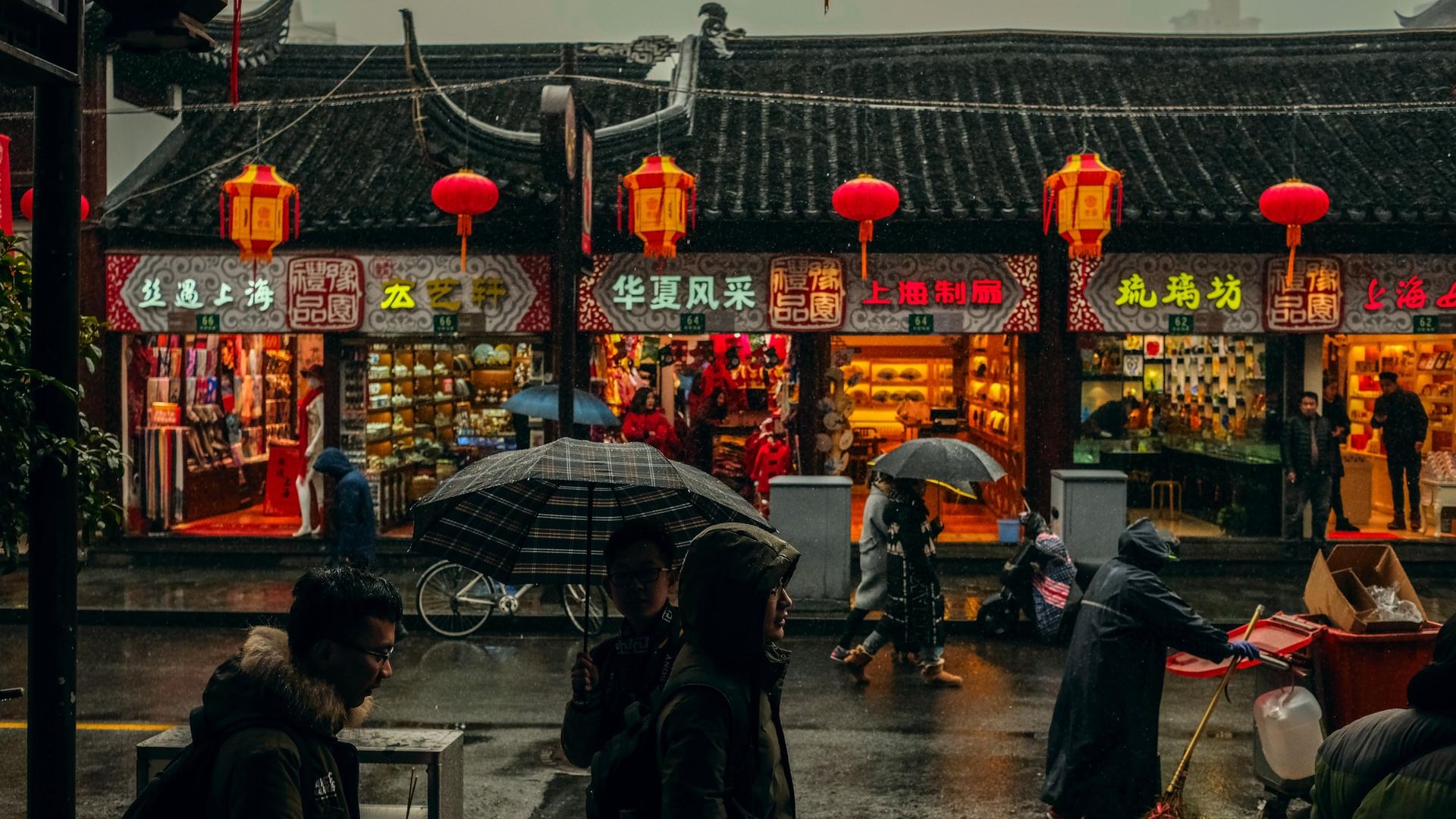 Târgul anual de carne de câine s-a deschis în China, activiştii speră că pentru ultima oară
