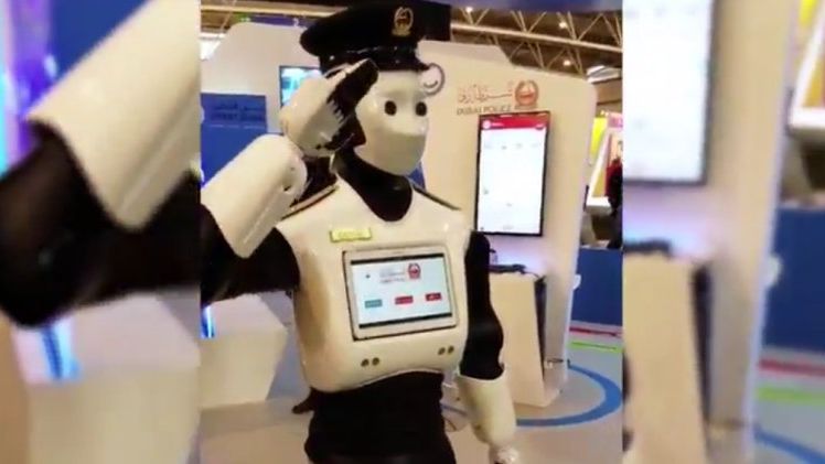 Administratia din Dubai a adus primul robot politist pe strazile din oras [VIDEO]