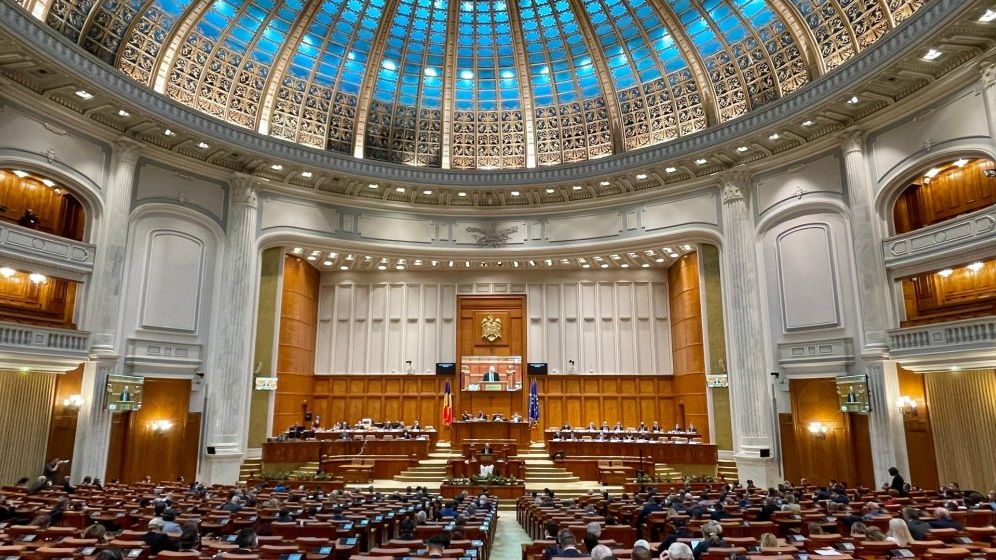 Parlamentarii se „pregătesc” de criză: și-au votat salarii mai mari în Senat, deși CCR spune că nu e constituțional