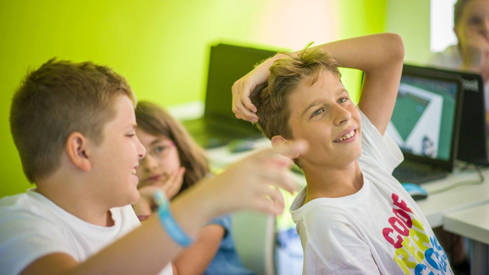 Cursurile școlii de programare pentru copii Logiscool se mută online, până la reluarea activității