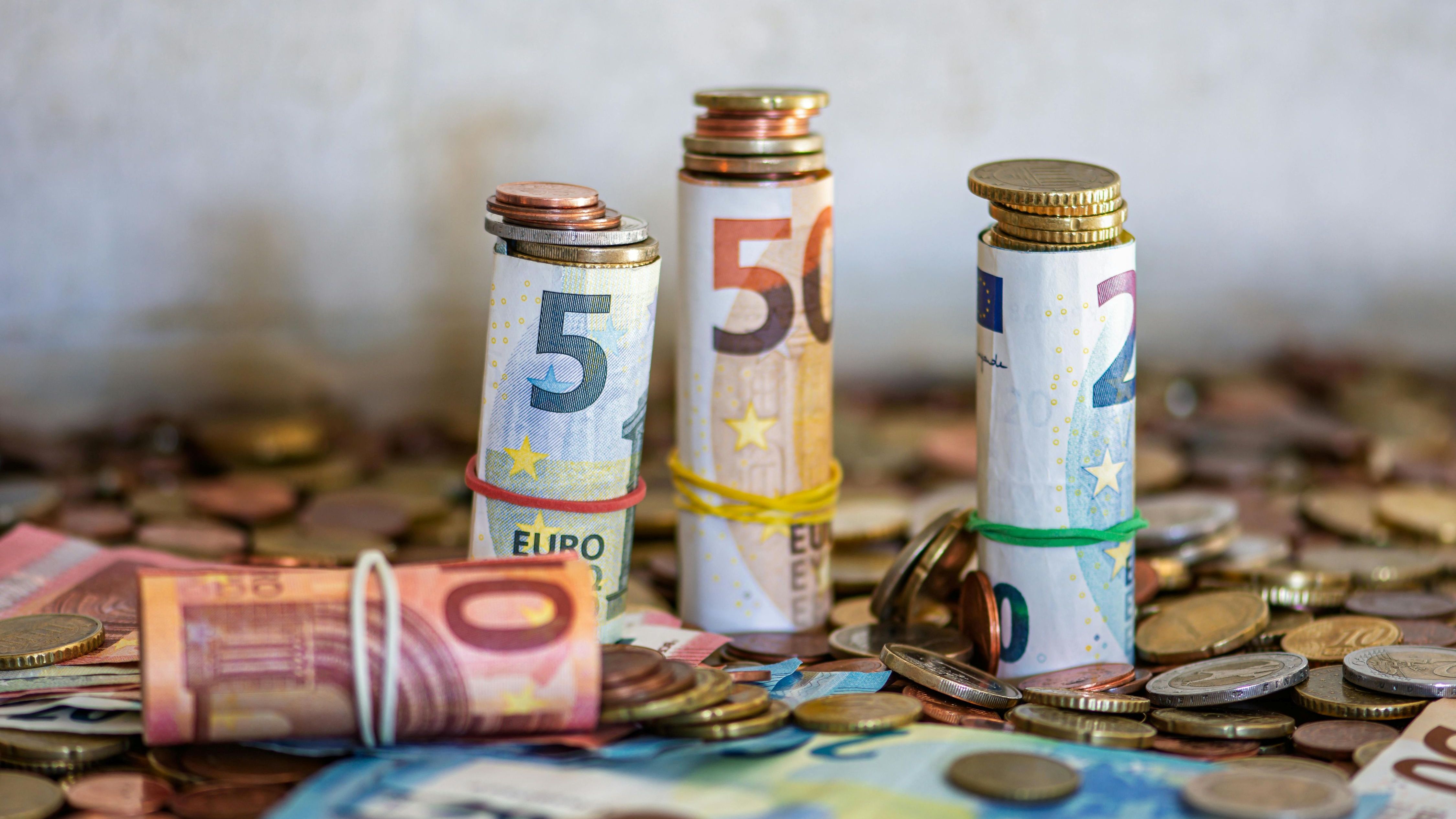 Ce trebuie să știi înainte să deschizi un cont bancar în euro