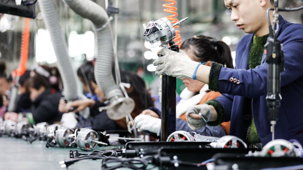 Economia chineză tremură: Producția și consumul, sub așteptări