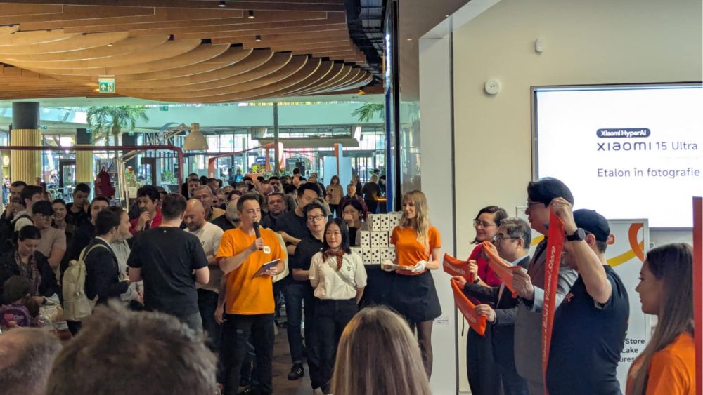 FOTO: Xiaomi a deschis primul magazin propriu din România. Zeci de oameni s-au îngrămădit să prindă ofertele
