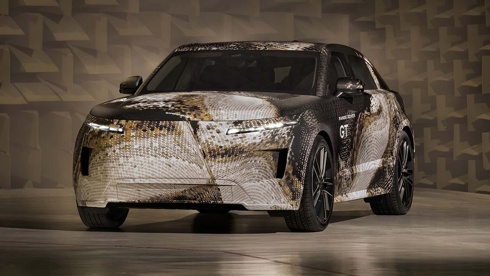 Range Rover pregătește cel mai neobișnuit model din istoria sa. Ce performanțe va avea noul crossover GT