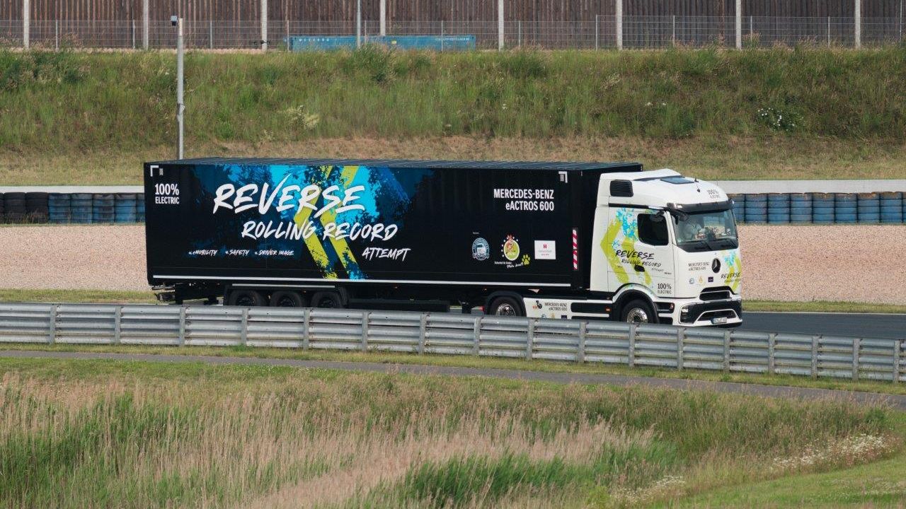 Record de mers cu spatele: Un tir a mers pe o distanță ca de la București la Sinaia