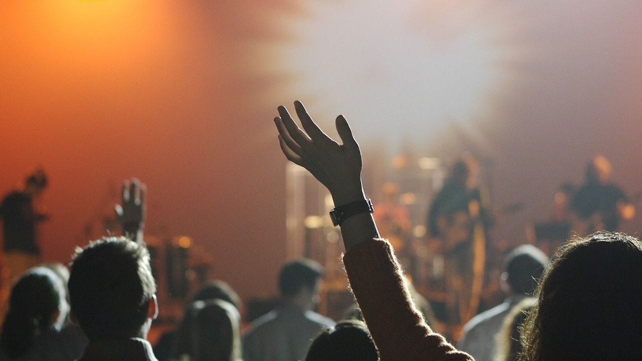 Alertă în București înaintea concertului lui Max Korzh, artistul interzis în Rusia și Belarus. Fanii, monitorizați cu drone și escortați de jandarmi