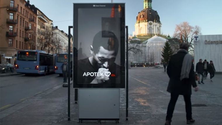 O farmacie a creat un panou care tuseste in apropierea fumatorilor