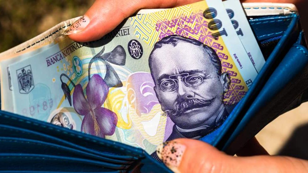 Experții financiari vin cu vești mai bune despre inflație, dar nu și despre economie. Euro ar putea ajunge la 5,34 lei