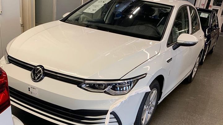 Primele imagini cu noua generatie Volkswagen Golf 8 de pe linia de productie