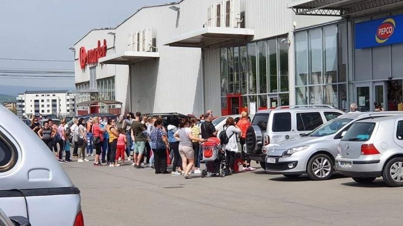 Aglomerație și reguli nerespectate la Pepco Florești: cozi în afara și în interiorul magazinului; oameni fără mască de protecție