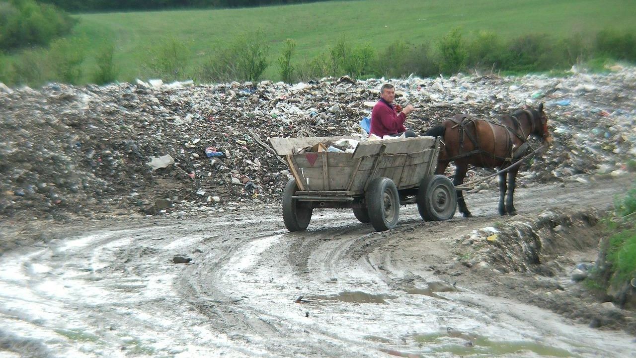 Românii produc cele mai puține deșeuri municipale din UE, dar au munți de gunoaie. Care este explicația