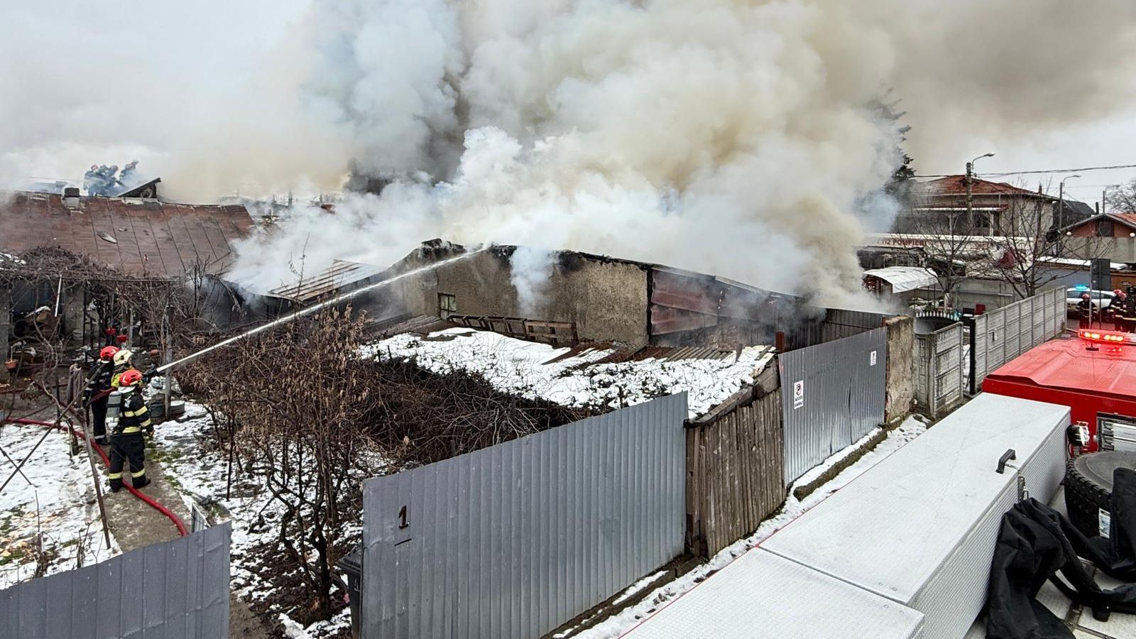 INCENDIU la mai multe case din Rahova: au fost luate măsuri pentru evacuarea locatarilor