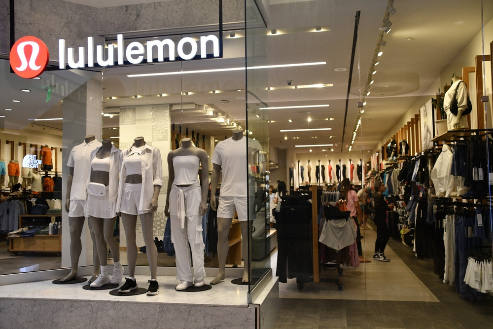 Brandul canadian de articole sportive Lululemon ajunge în România. Unde ...