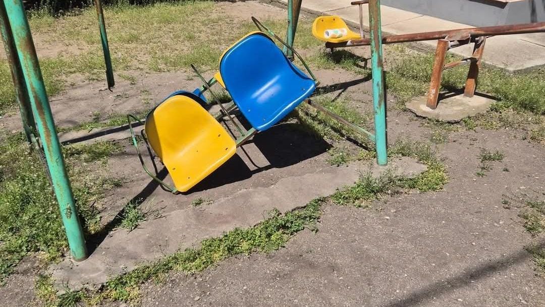 FOTO | Piedone amendează o grădiniță: Acesta închide un loc de joacă
