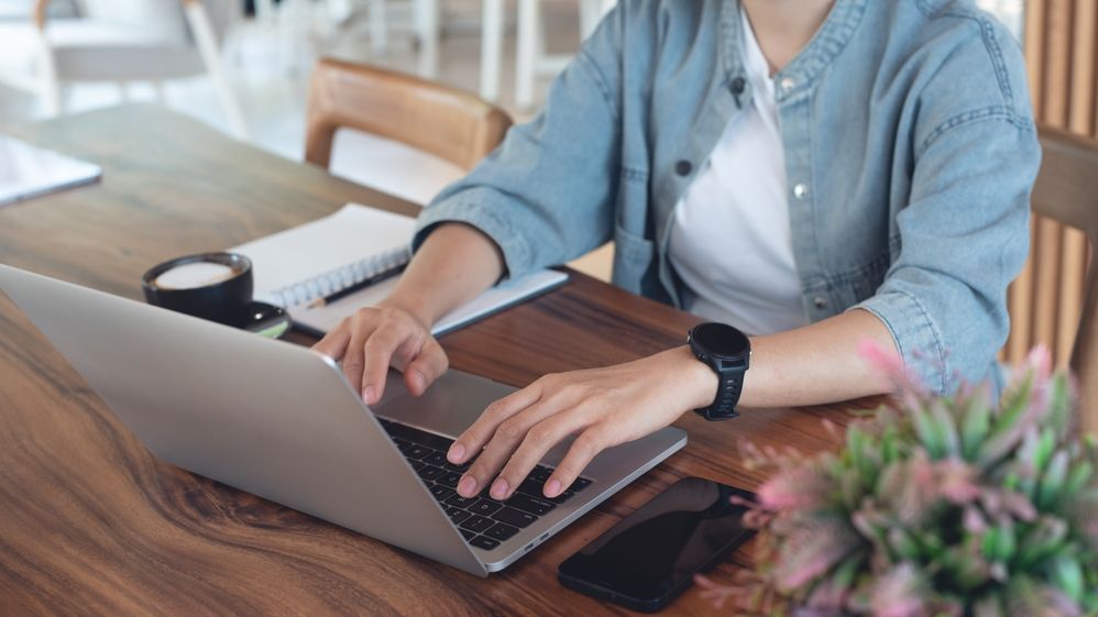 Studiu: Cât de mult au evoluat afacerile online românești și cum se ajută antreprenorii de inteligența artificială