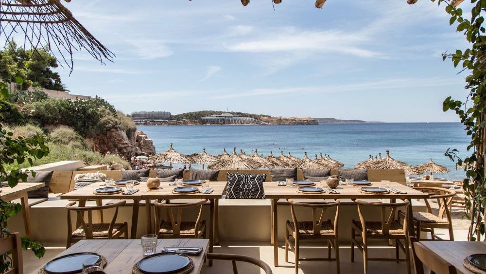 VIDEO | Piscină privată și preparate sofisticate: cinci dintre cele mai luxoase baruri pe plajă din Grecia