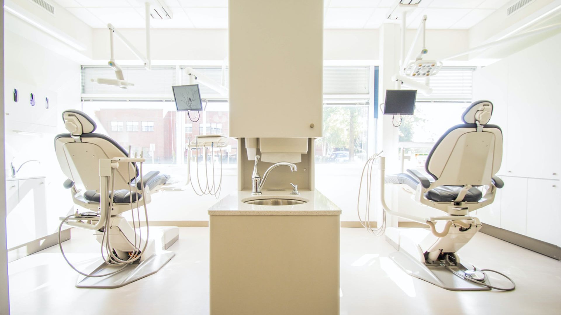 Peste 8.500 de medici și pacienți solicită reluarea activității cabinetelor stomatologice. Prețul tratamentului este în creștere, atrag atenția medicii dentiști