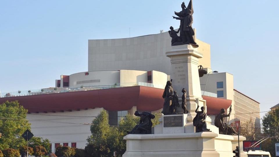 Firea "trage" de statuia de la Universitate: PNL n-a avut nicio contributie!