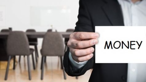 Cat au crescut salariile romanilor in 2017: Domeniul cu avans de 69%